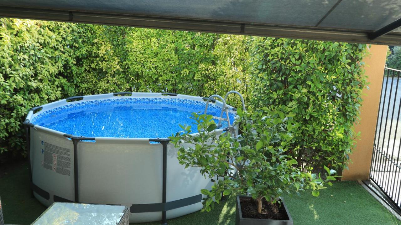 Au 8 De La Garance Villa LʼIsle-sur-la-Sorgue Esterno foto